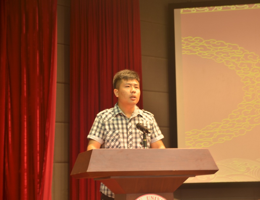 新生代表李文轩同学发言
