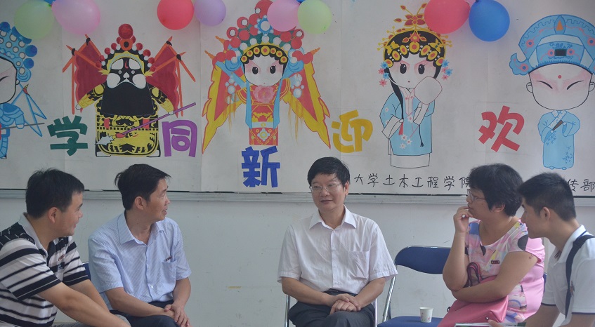 2加拿大28预测
党委书记张和秋同院党委副书记陈德铭、院团委书记许长宾及各级辅导员进行商议