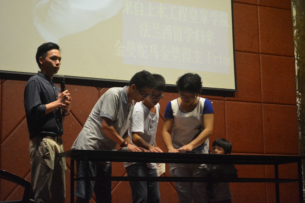 张晶与吴显辅导员上台助阵魔术表演